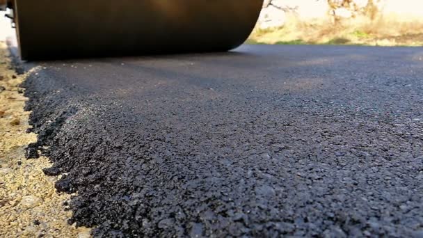 Compacteur à rouleaux à vibrations lourdes sur les chaussées en asphalte — Video