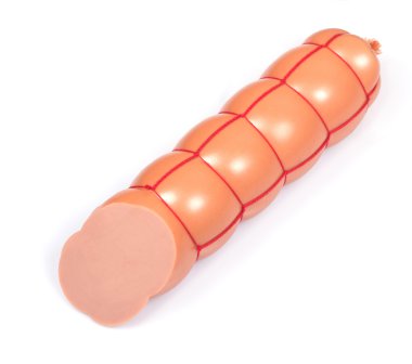 Beyaz arka planda dilimlenmiş sosis.