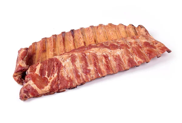 Gerookt varkensvlees ribben op een witte achtergrond, close-up — Stockfoto