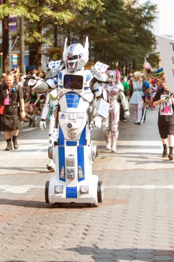 Mobil Robot kostümlü kişi Dragon Con geçit törenine katılan