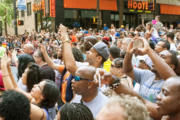 Duizenden toeschouwers kijken naar Atlanta Dragon Con Parade — Stockfoto