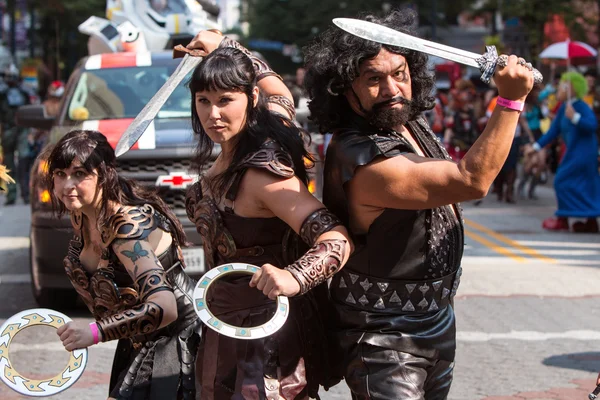 Mujer vestida como Xena Guerrera Princesa Posada en Dragon Con —  Fotos de Stock