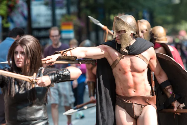 Uomo vestito come guerriero spartano cammina nella parata Dragon Con — Foto Stock