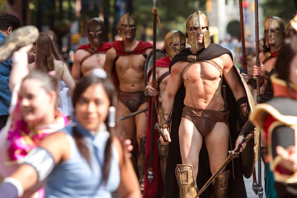 Männer, die wie spartanische Krieger gekleidet sind, marschieren bei der Drachenparade mit — Stockfoto