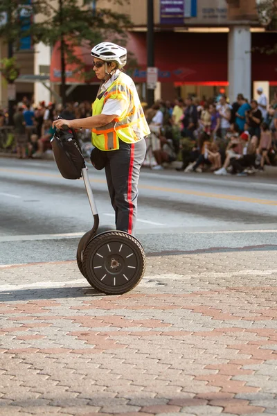 Oficer ochrony używa Segway w Atlancie Dragon Con Parade — Zdjęcie stockowe