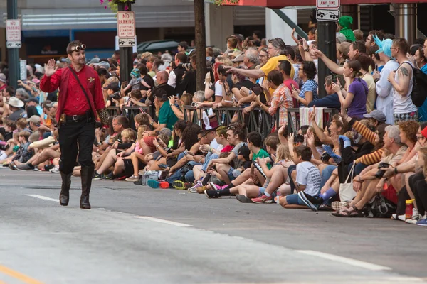 Personagem de Star Trek acena para fãs em Dragon Con Parade — Fotografia de Stock