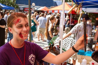 Kadın kullanır ayna Zombie makyaj Event'de kontrol için