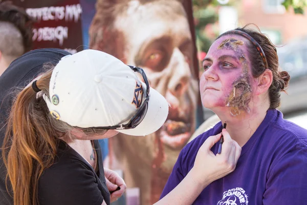 Donna ottiene trucco zombie realistico prima di Atlanta Pub Crawl Evento — Foto Stock