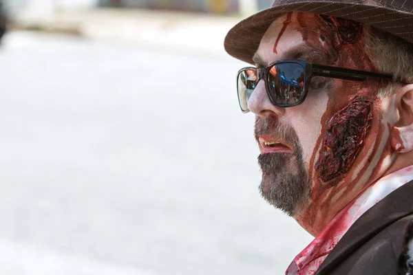Mann mit aufwändigem Zombie-Make-up erwartet Kneipentour — Stockfoto