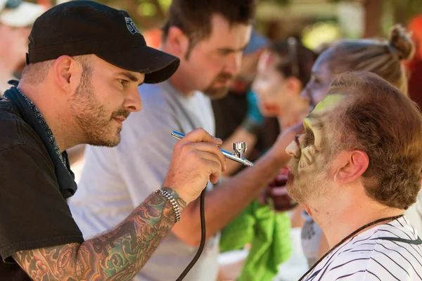 Makyaj sanatçılarının Atlanta önce katılımcılar zombi Makeovers vermek — Stok fotoğraf