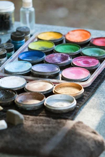 カーニバルの顔絵駅オイル塗料の缶 — ストック写真