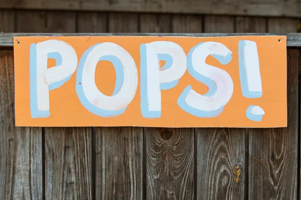 Panneau fait à la main dirige les patrons de carnaval au stand de Pops — Photo