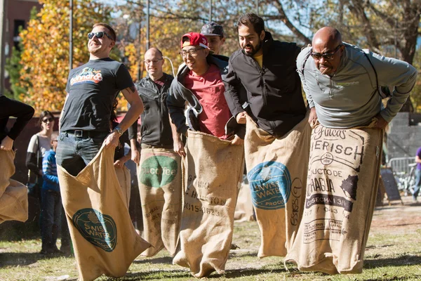 Men Compete In Old Fashioned Sack Race At Atlanta Festival — Stock Photo, Image