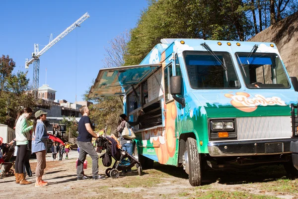 La gente hace cola para pedir comida a Atlanta Food Truck — Foto de Stock