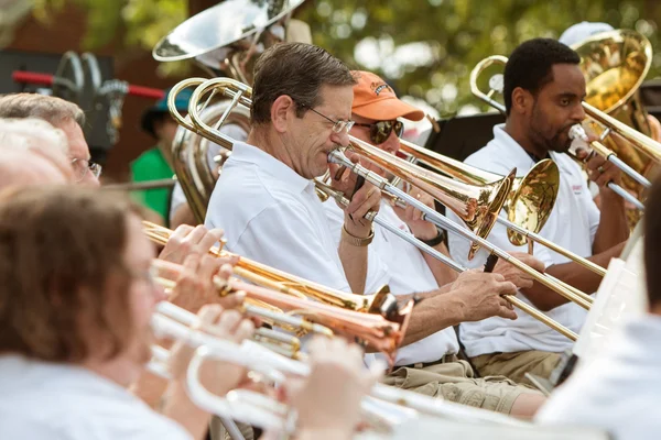 Les membres du groupe jouent des trompettes et des trompettes au défilé de la petite ville — Photo