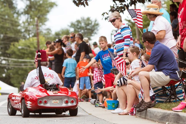 Familias ondean banderas americanas en el desfile del Día de los Soldados Antiguos —  Fotos de Stock