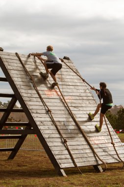 İnsanlar halat tırmanma açısı aşırı engel yarışta kullanmak