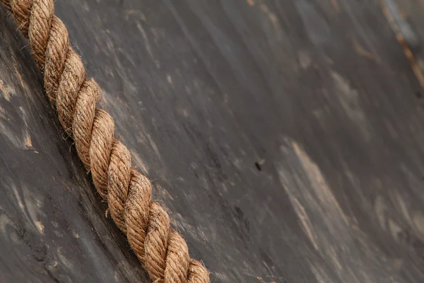 Thick Rope Lies Against Wooden Wall At Extreme Obstacle Course — Stock Photo, Image