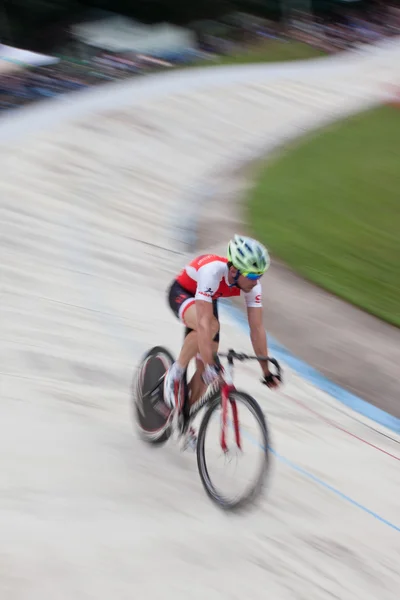 Sfocatura movimento del ciclista Sprinting nel tempo di prova a Velodrome — Foto Stock