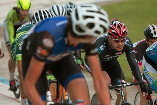 Cyklister gäng i trånga Pack på Atlanta Velodrome Race — Stockfoto