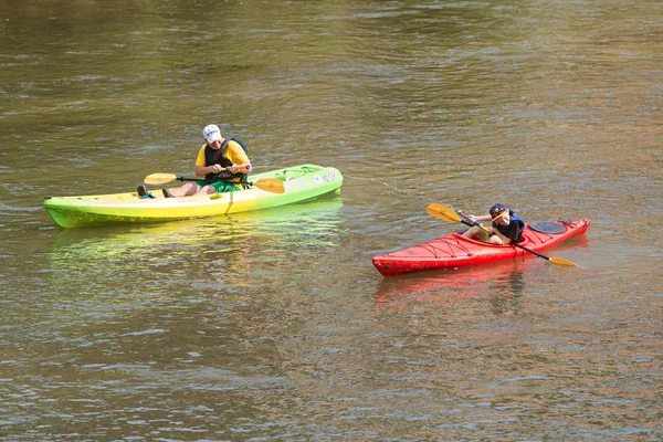 Padre schizza figlio con pistola ad acqua Kayak giù Atlanta River — Foto Stock