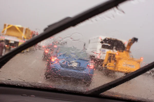 Limpiaparabrisas POV Desplazando la lluvia pesada en el tráfico de hora punta — Foto de Stock