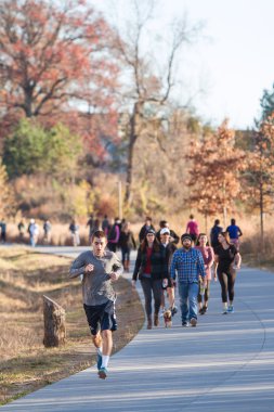 İnsanlar yürüyüş ve Atlanta Beltline boyunca kentsel Greenspace vadede 