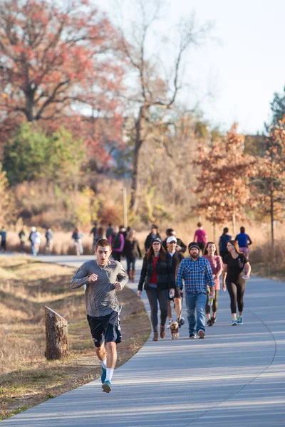 İnsanlar yürüyüş ve Atlanta Beltline boyunca kentsel Greenspace vadede 
