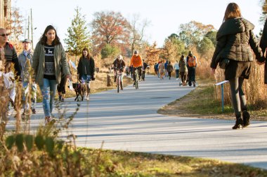 İnsanlar yürüyüş ve bisiklet boyunca Atlanta Beltline rekreasyon alanı