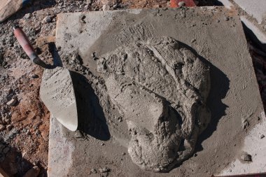 Mala ve harç kullanım için hazır inşaat alanında oturup