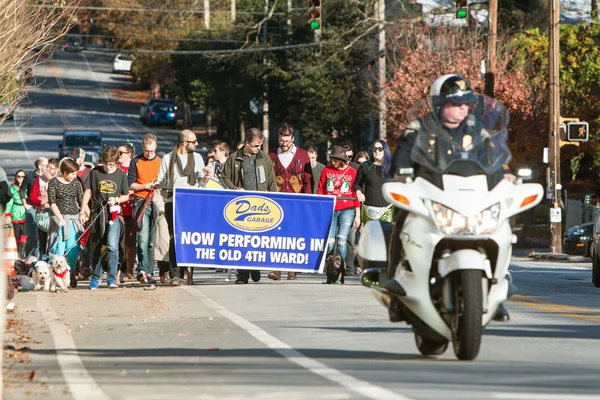 Mensen lopen In hond kostuum Parade op Atlanta City Street — Stockfoto