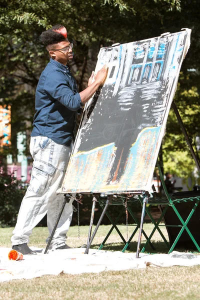 African American Artist Paints With His Fingers At Arts Festival — Stock Photo, Image