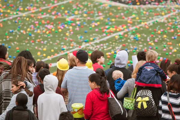 Famiglie in attesa di inizio della massiccia comunità Caccia alle uova di Pasqua — Foto Stock