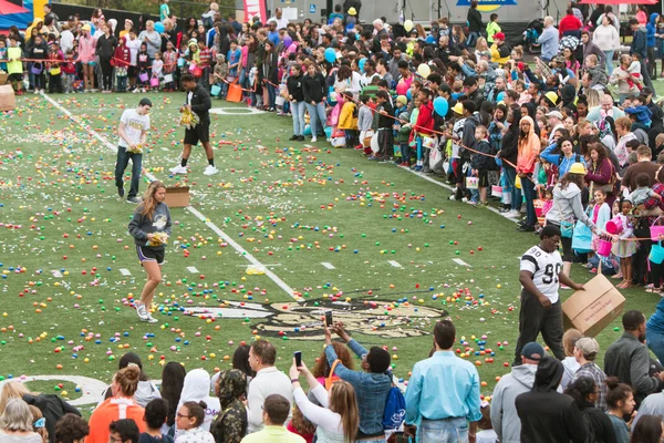 Honderden wachten om te beginnen Easter Egg Hunt op voetbalveld — Stockfoto