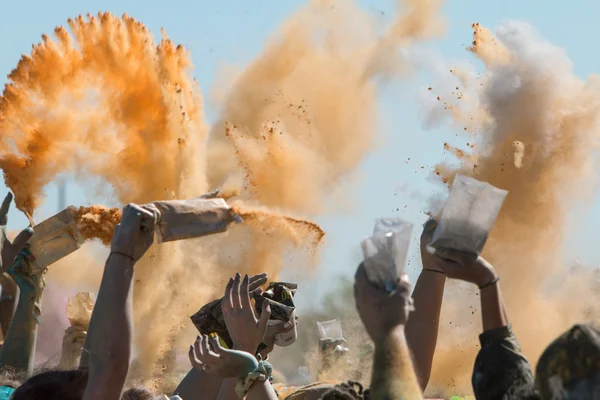 Руки кидають пакети кольорові кукурудзяного крохмалю в колір Run — стокове фото