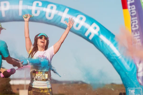 Woman Gets Covered In Colored Corn Starch At Color Run — Stock Photo, Image