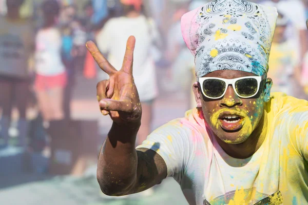 Runner Covered In Colors Flashes Peace Sign At Color Run — Stock Photo, Image