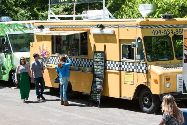 Gıda kamyon müşterilerine hizmet Atlanta bahar Festivali