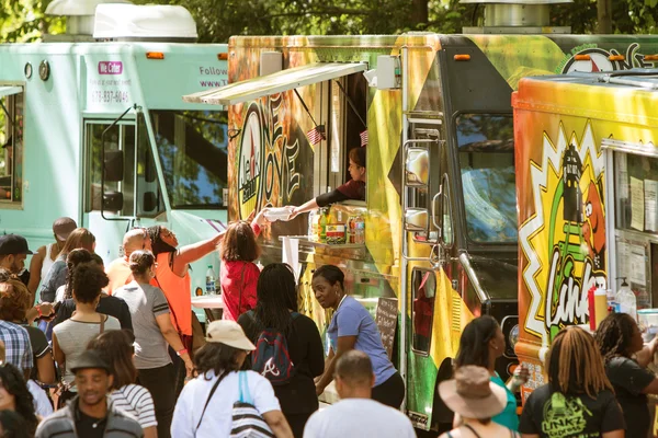 Gıda kamyon büyük kalabalık Atlanta festivalde hizmet. — Stok fotoğraf