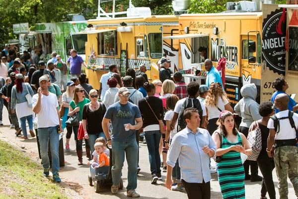 La gente compra comidas de una amplia selección de Atlanta Food Trucks —  Fotos de Stock