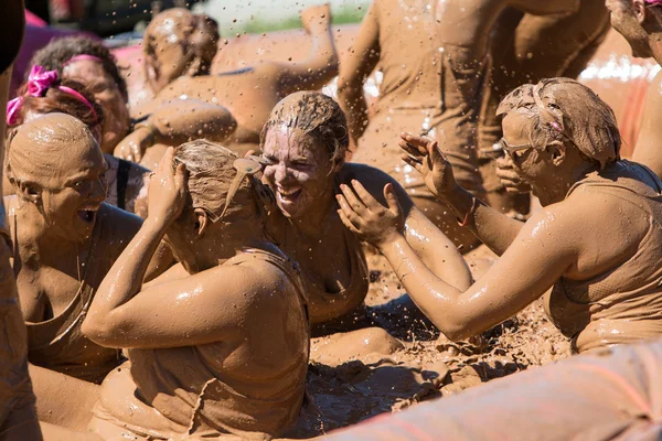 Leriga kvinnor stänk varandra på smutsiga flickan lera kör — Stockfoto