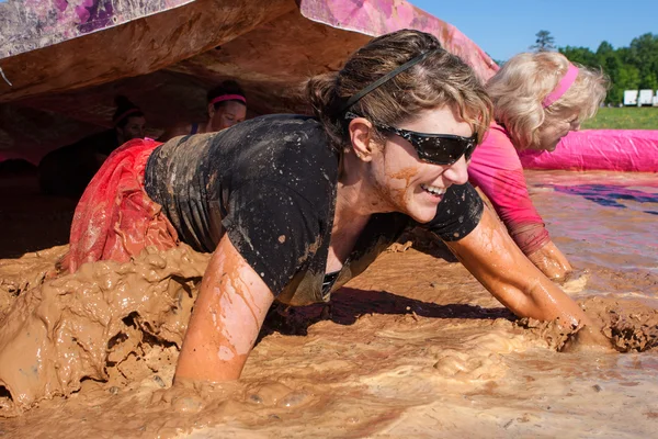 Donne strisciare attraverso fangoso acqua a sporco ragazza fango run — Foto Stock