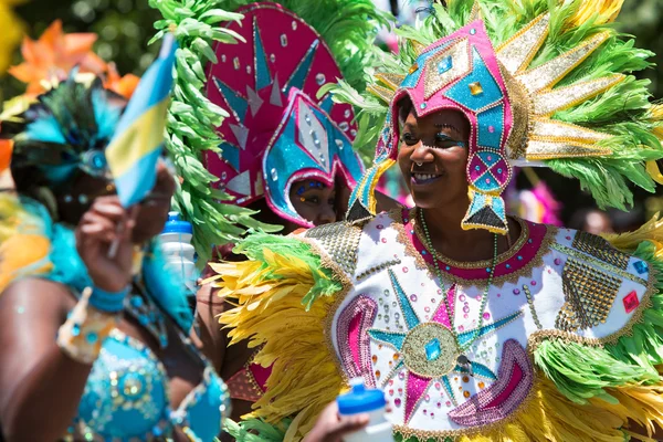 Mujeres vestidas con trajes de plumas elaborados celebran la cultura caribeña —  Fotos de Stock
