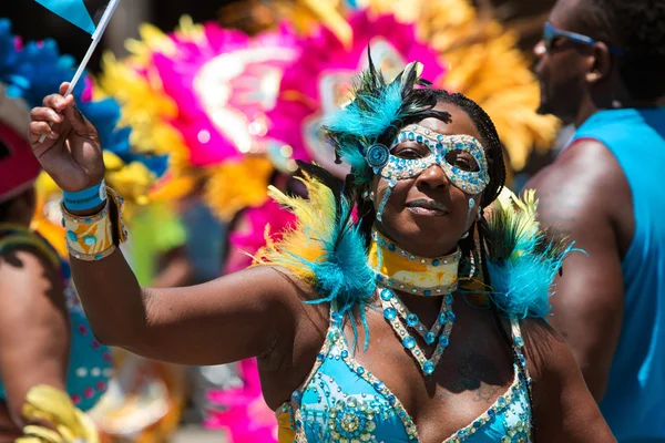 Vrouw draagt kostuum deelneemt aan Parade vieren Caribische cultuur — Stockfoto