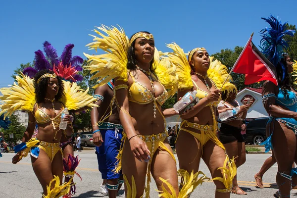 Frauen in Bikinis marschieren in Parade zur Feier der karibischen Kultur — Stockfoto