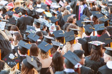 Mortarboards giyen üniversite mezunlarının mezuniyet faaliyetleri için toplamak