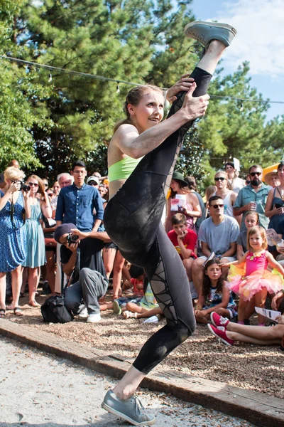 Kvinnliga Atlanta Ballet dansare visar flexibilitet i Wabi Sabi prestanda — Stockfoto