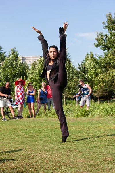 Vrouwelijke balletdanser vind flexibiliteit In Atlanta Wabi Sabi prestaties — Stockfoto