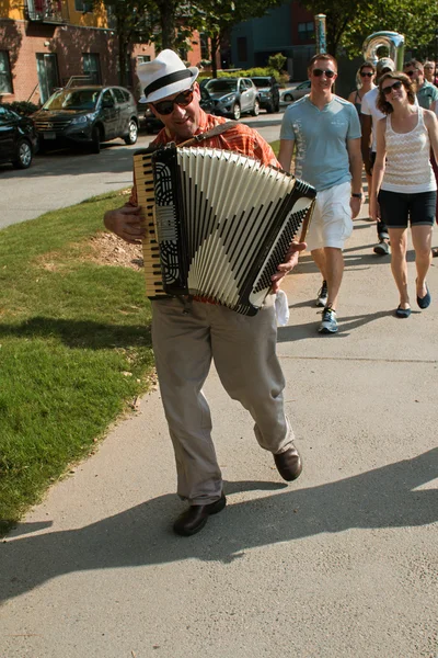 El jugador de acordeón lleva a los espectadores al rendimiento de ballet en Atlanta Beltline — Foto de Stock