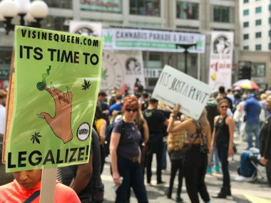 New York, New York, ABD - 4 Mayıs 2019: Bir kişi, 4 Mayıs 2019 'da New York' ta Union Square 'de düzenlenen kenevir geçit ve mitinginde 